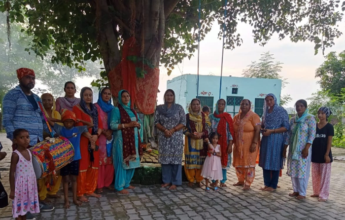 गुरुद्वारा सतगुरु रविदास महाराज माहिलपुर में समाज कल्याण कार्यों में सहयोग करने वाली महिलाओं को सम्मानित किया गया।